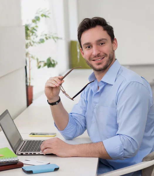 Manliga frilansare leende — Stockfoto