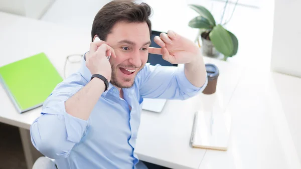 Freelancer falando por telefone — Fotografia de Stock