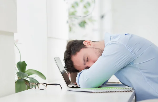 Hombre freelancer dormir — Foto de Stock