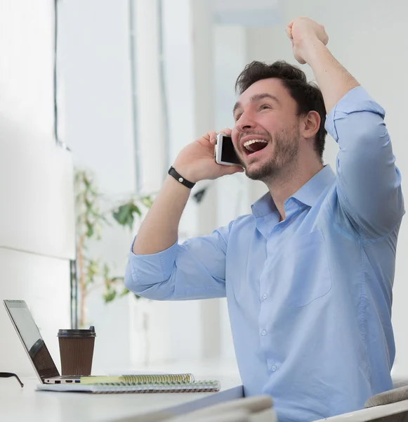 Freelancer falando por telefone — Fotografia de Stock