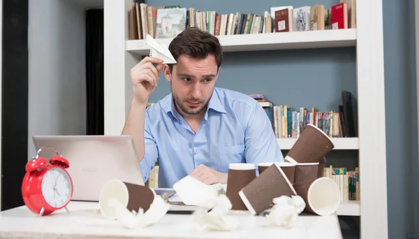 Freelancer masculino cansado na biblioteca — Fotografia de Stock