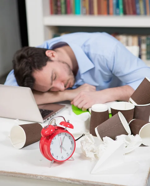 Cansado freelancer masculino en espacio de coworking — Foto de Stock