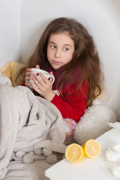 Niña con gripe, resfriado o fiebre en casa — Foto de Stock