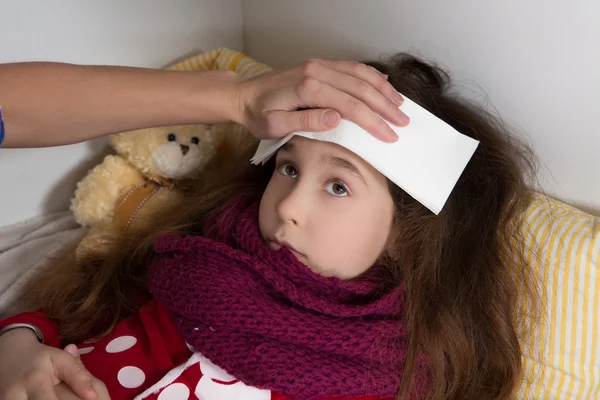 Маленькая девочка с гриппом дома — стоковое фото