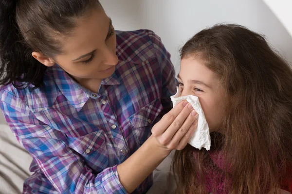 Κοριτσάκι με γρίπη, το κρύο ή πυρετός στο σπίτι — Φωτογραφία Αρχείου