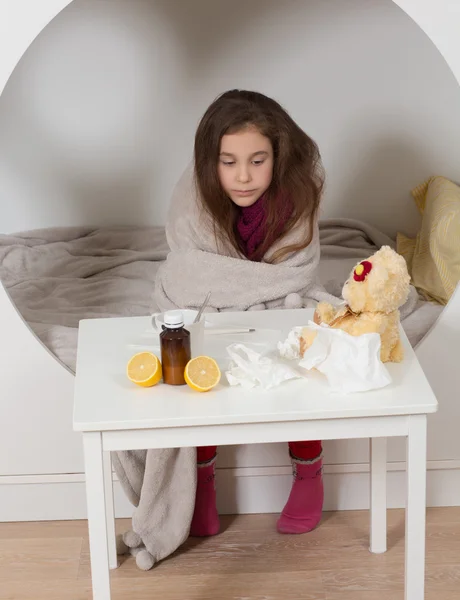 Κοριτσάκι με γρίπη, το κρύο ή πυρετός στο σπίτι — Φωτογραφία Αρχείου