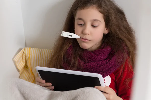 Niña con gripe, resfriado o fiebre en casa — Foto de Stock