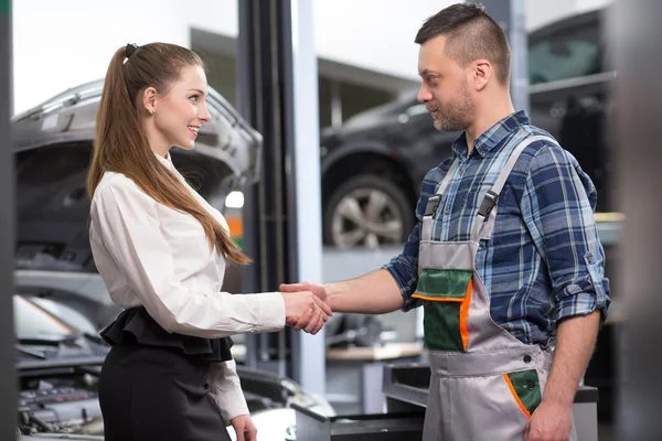 Customer woman and mechanic — Stock Photo, Image