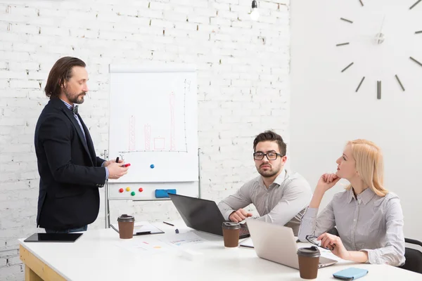 Gelukkig businessteam camera kijken — Stockfoto