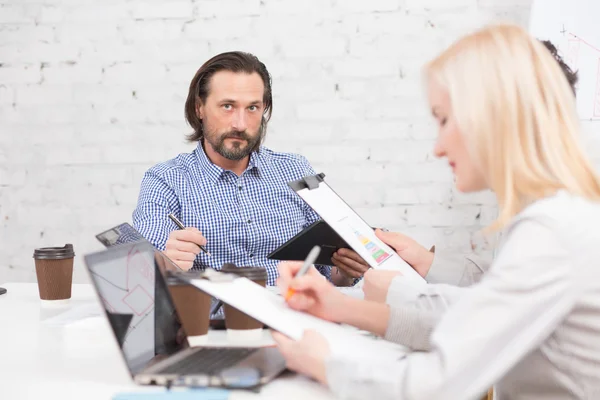 Glad businessteam tittar på kameran — Stockfoto