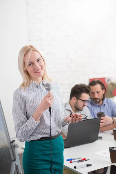 Presentation of business woman — Stock Photo, Image