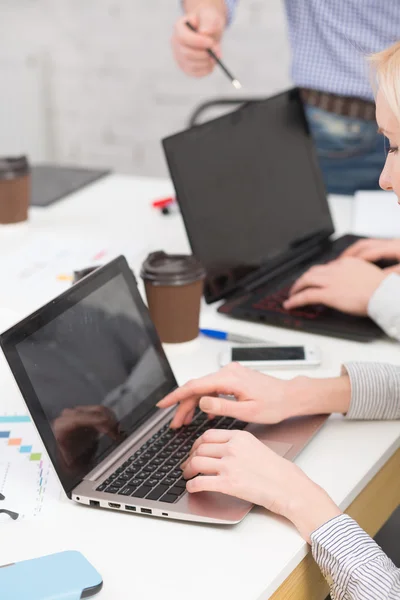 Fechar Coworking no escritório — Fotografia de Stock