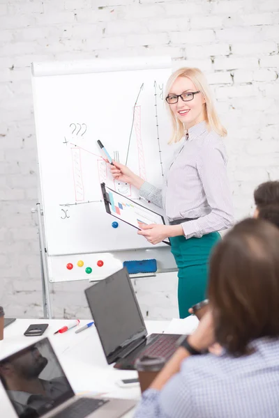 Présentation de la femme d'affaires — Photo