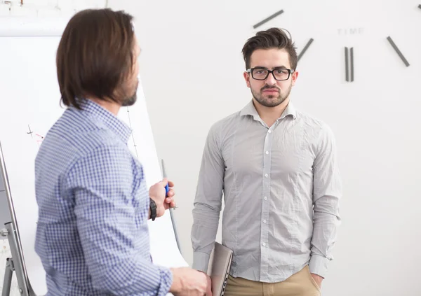 Hombres de negocios en la oficina de comunicación — Foto de Stock