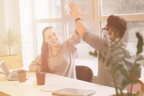 Homem e mulher freelance — Fotografia de Stock