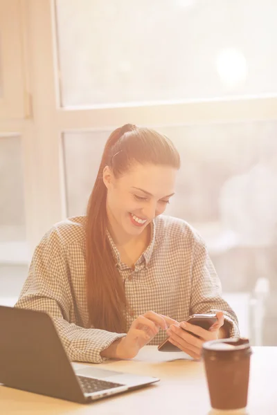 Donna freelance che lavora — Foto Stock