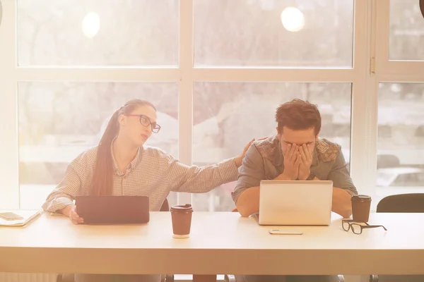 Homem e mulher freelance — Fotografia de Stock