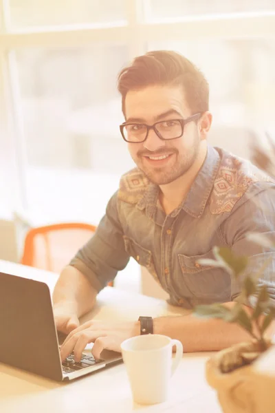 Freelance man working — Stock Photo, Image