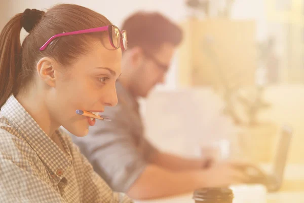 Freelance woman working — Stock Photo, Image