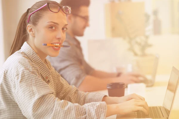 Freelance vrouw die werkt — Stockfoto