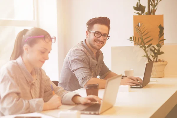 Freelance man en vrouw — Stockfoto