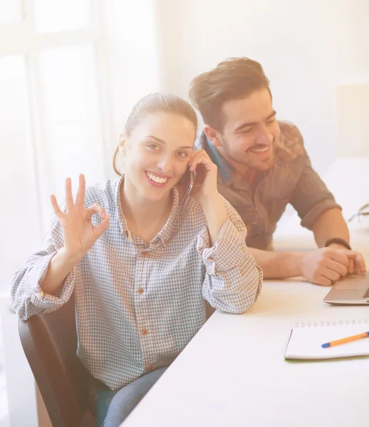 Hombre y mujer independientes — Foto de Stock