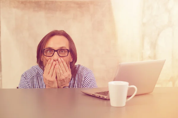 Un hombre de negocios muy asustado — Foto de Stock