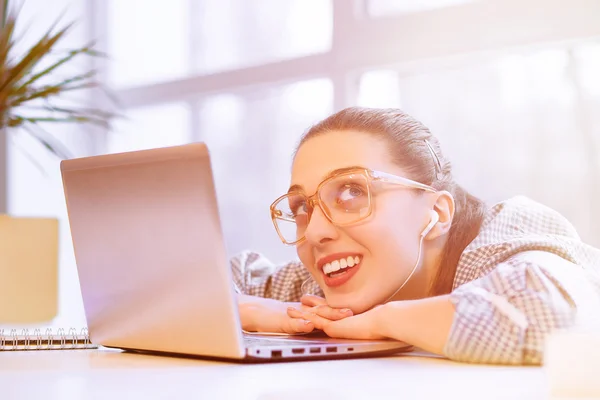 Freelance mulher descansando — Fotografia de Stock