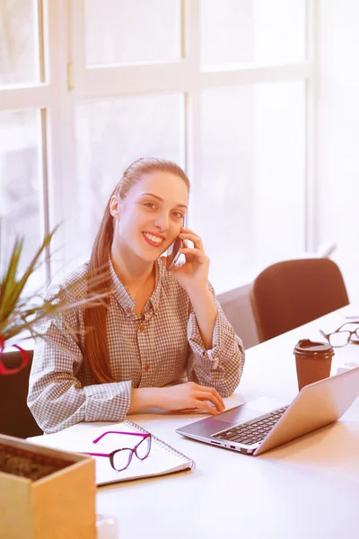 Freelancer using phone — Stock Photo, Image