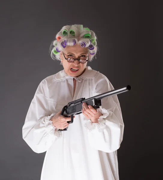 Idősebb nő, puska — Stock Fotó
