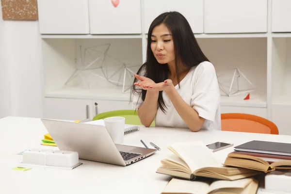 Asiatisk student kommunicerar — Stockfoto