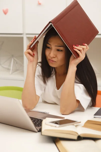 Asiática estudiante jugando — Foto de Stock