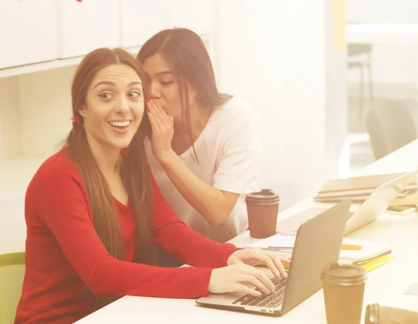 Happy students communicating — Stockfoto