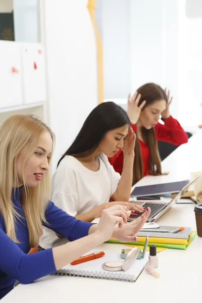 Estudante fazendo maquiagem — Fotografia de Stock