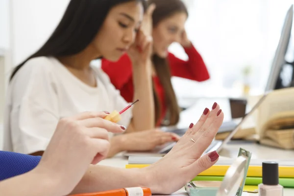 Estudante fazendo manicure — Fotografia de Stock