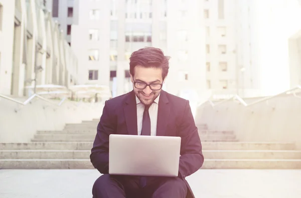 Zakenman met laptop computer — Stockfoto