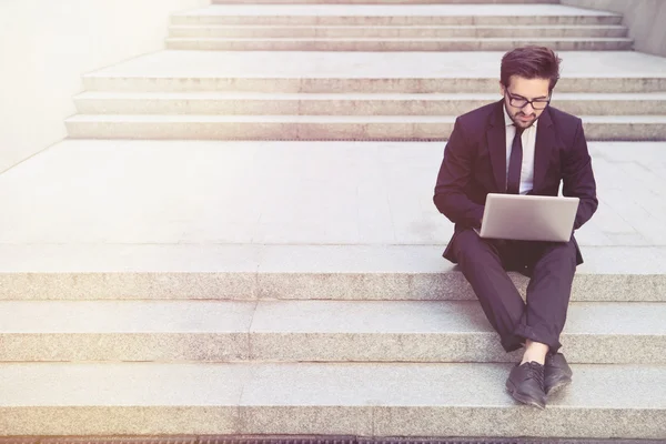 Homem de negócios usando computador portátil — Fotografia de Stock