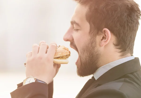 Empresário comendo para ir — Fotografia de Stock