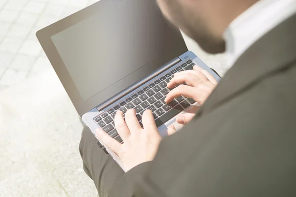 Hombre de negocios utilizando ordenador portátil —  Fotos de Stock