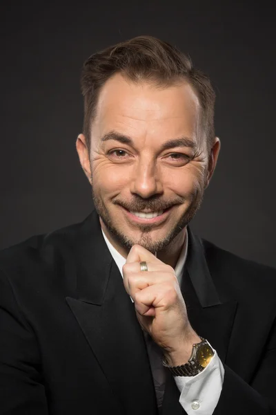 Geschäftsmann im Studio — Stockfoto