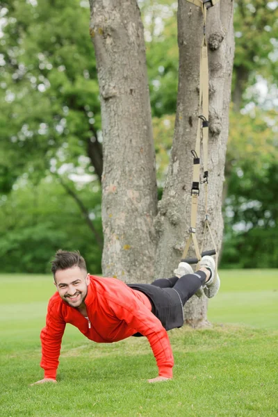 Hombre deportivo entrenando en el parque — Foto de Stock