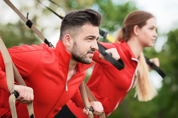 Sport man en vrouw opleiding in park — Stockfoto