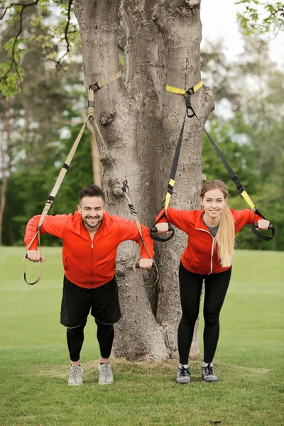 Sport man en vrouw opleiding in park — Stockfoto