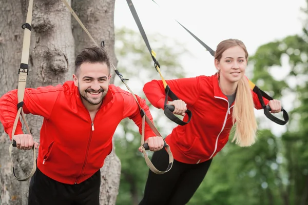 Спортивные тренировки для мужчин и женщин в парке — стоковое фото