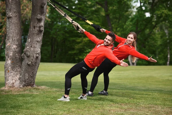 Entrenamiento de hombre y mujer en el parque — Foto de Stock