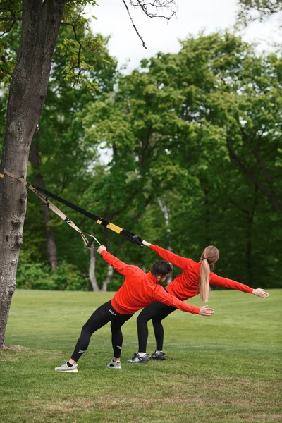 Entrenamiento de hombre y mujer en el parque — Foto de Stock