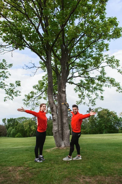 Entrenamiento de hombre y mujer en el parque — Foto de Stock