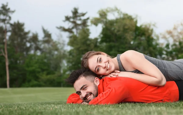 Sport uomo e donna che riposano nel parco — Foto Stock