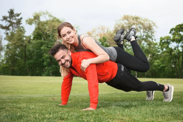Entraînement sportif homme et femme dans le parc — Photo