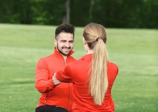 Sport man en vrouw opleiding in park — Stockfoto